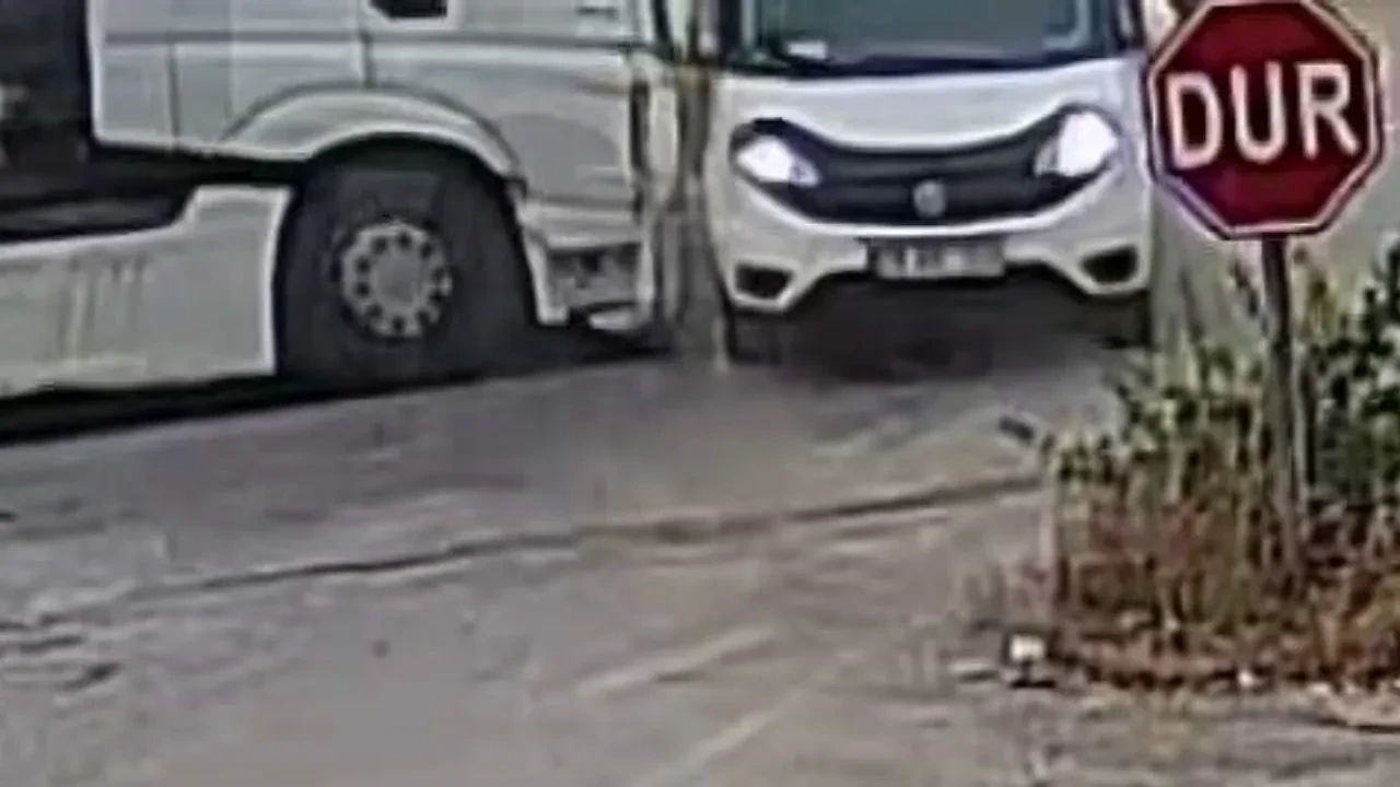 Feci kaza ucuz atlatıldı! Tuğla yüklü tır, kamyonete çarptı