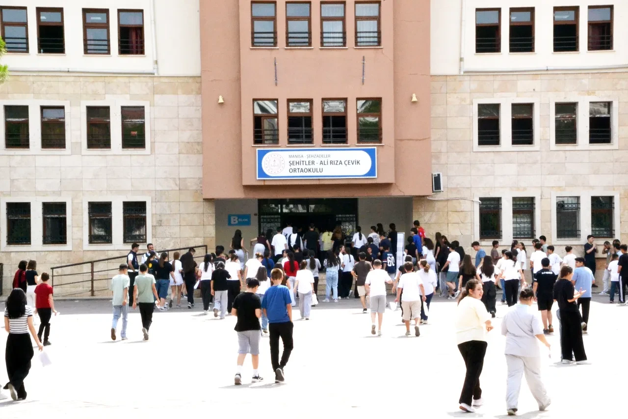 LGS sabahına kimlik telaşı damga vurdu: Yüzlerce öğrenciye yenisi çıkarıldı