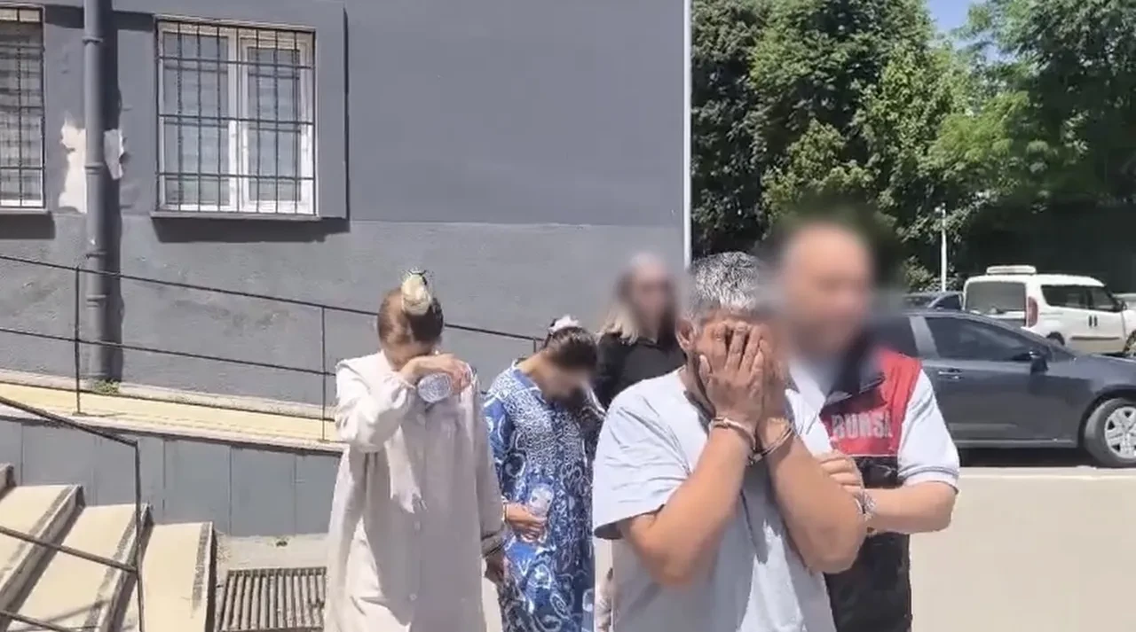 Suç makineleri çaldıkları kasayla yakalandılar! Tam 1.8 milyonluk ziynet eşyası çalmışlar