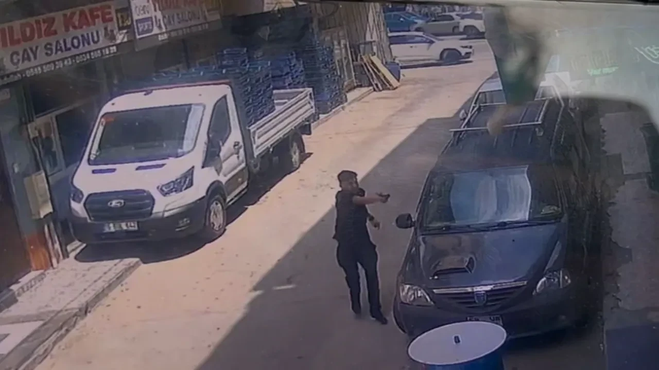 'Yan baktın' dedi, kurşun yağmuruna tuttu! Akılalmaz silahlı saldırı kamerada 
