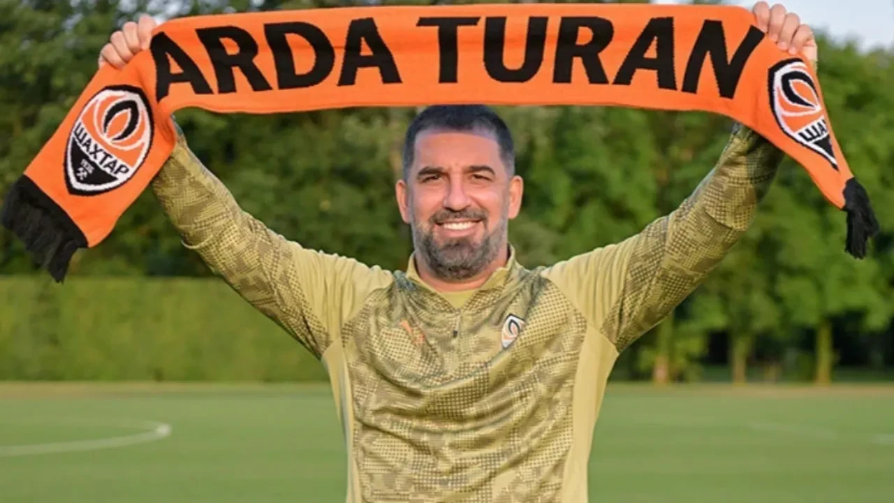Arda Turan Ukrayna'da tarih yazdı: Shakhtar Donetsk ile şampiyonluk yaşayan genç hoca yılın teknik adamı seçildi