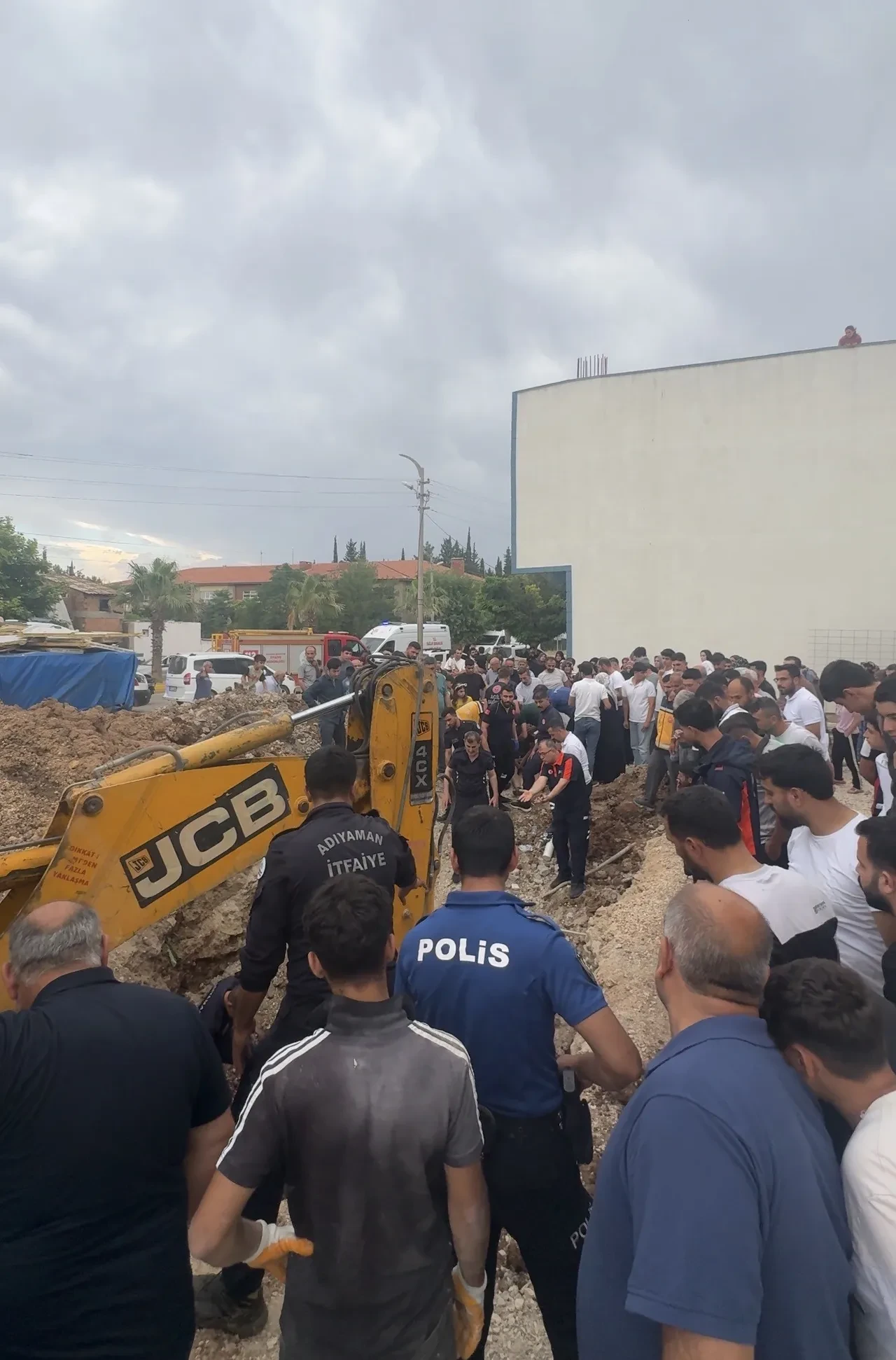 Baba ve oğul göçen toprağın altında kaldı! Adıyaman'da kuyu kazarken can pazarı