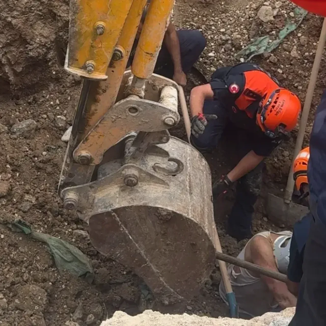 Baba ve oğul göçen toprağın altında kaldı! Adıyaman'da kuyu kazarken can pazarı