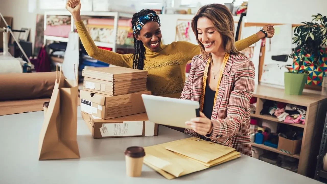 Erkek egemen sektörlerde güçlü bir kadın lider olmak: Ses tonundan beden diline stratejik taktikler