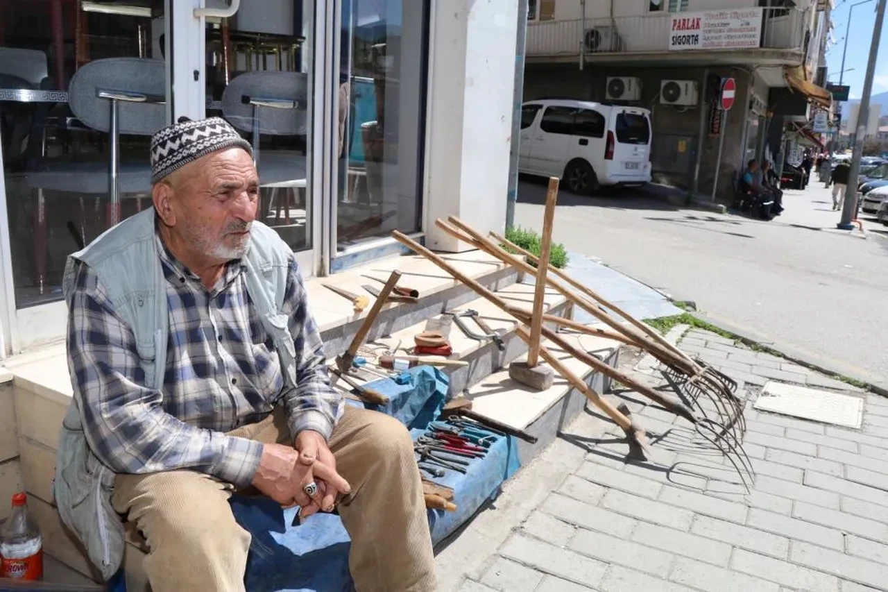 Evlatlarını ve eşini kaybeden 80 yaşındaki adam kaldırımda tarım aletlerini satışa çıkardı! İş insanı hepsini aldı