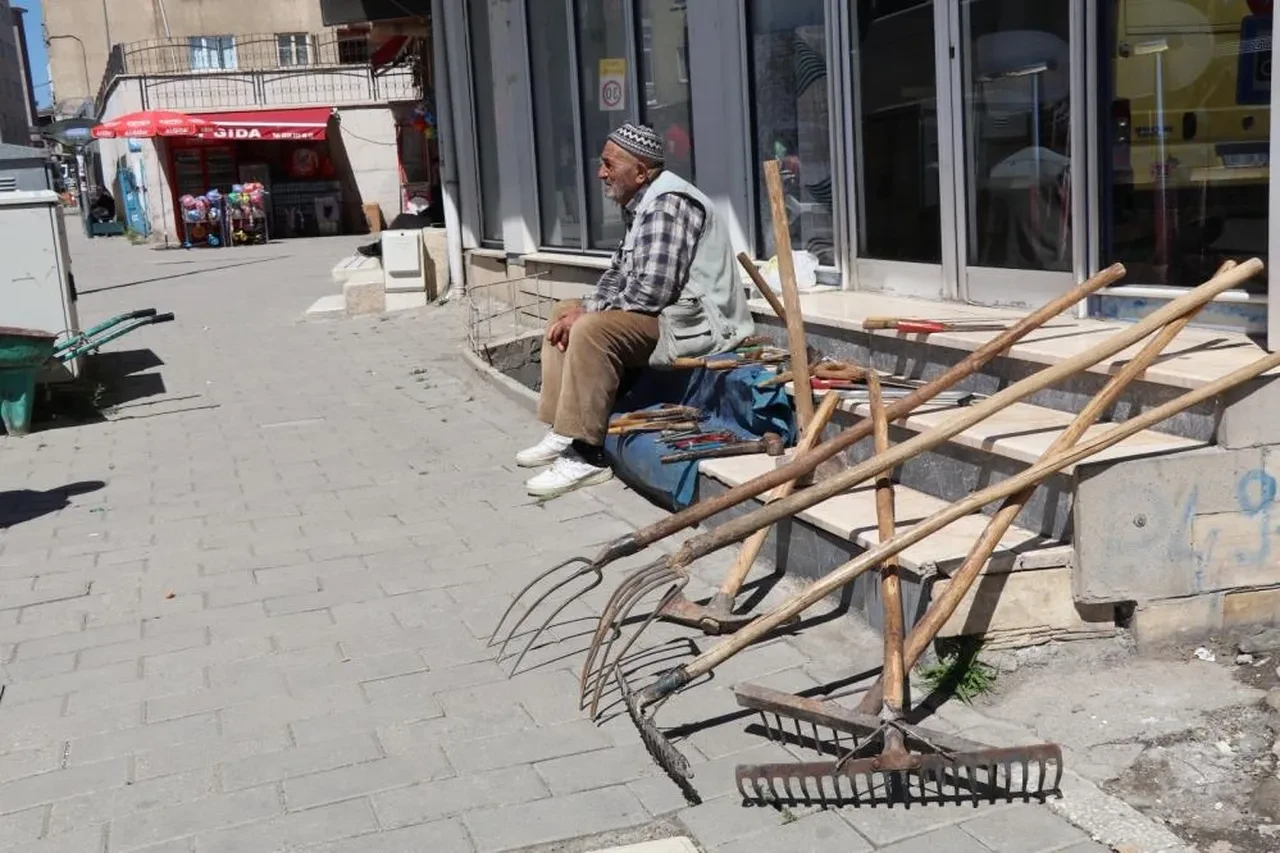 Evlatlarını ve eşini kaybeden 80 yaşındaki adam kaldırımda tarım aletlerini satışa çıkardı! İş insanı hepsini aldı