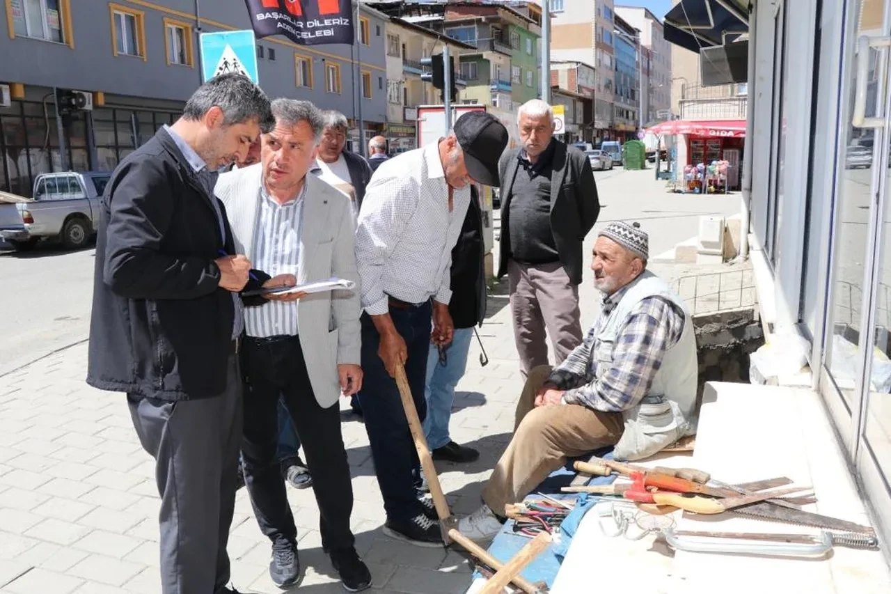 Evlatlarını ve eşini kaybeden 80 yaşındaki adam kaldırımda tarım aletlerini satışa çıkardı! İş insanı hepsini aldı