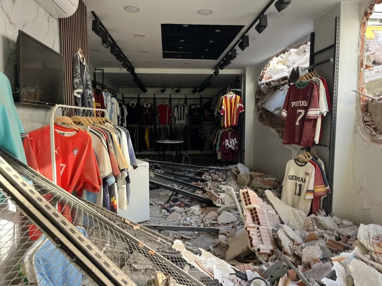 Güngören'de yıkım sırasında bina çöktü! Yanındaki 2 bina tahliye edildi