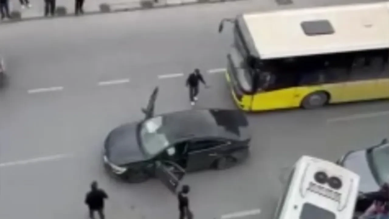 İETT otobüsüyle çarpıştı, airbaglerin açıldığını görünce sinir krizi geçirdi