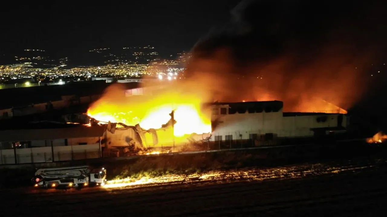 Kahramanmaraş'ta tekstil fabrikasında yangın! Müdahale sırasında doğal gaz borusu patladı