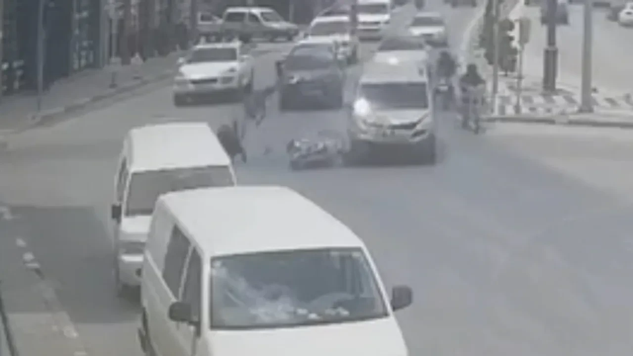 Karaman'da korkutan kaza! Motosiklet sürücüsü yola savruldu, 2 kişi yaralandı