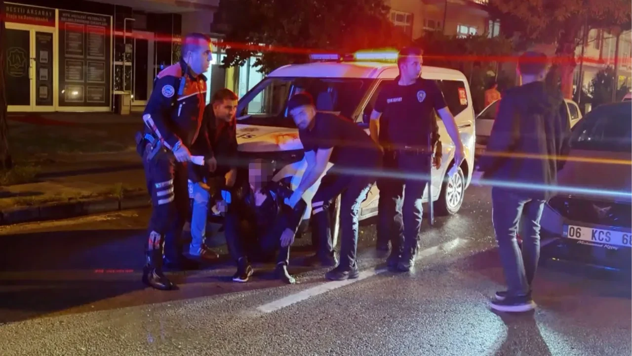 Kızını rahatsız eden genci takip edip kulağını kesti: Müdahale eden polis de yaralandı