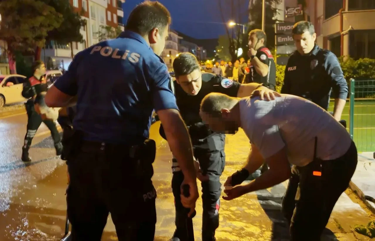 Kızını rahatsız eden genci takip edip kulağını kesti: Müdahale eden polis de yaralandı