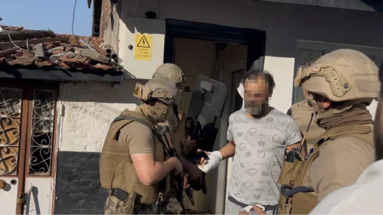 Özel hareket ekipleri kapıyı kırdı, yakalanan cinayet firarisi 'Çalsaydınız açardım' sözleriyle pes dedirtti