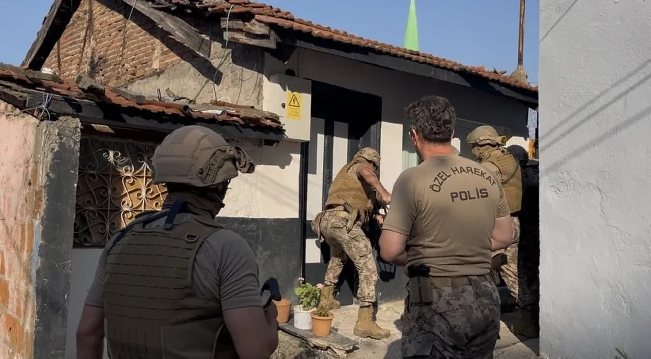 Özel hareket ekipleri kapıyı kırdı, yakalanan cinayet firarisi 'Çalsaydınız açardım' sözleriyle pes dedirtti
