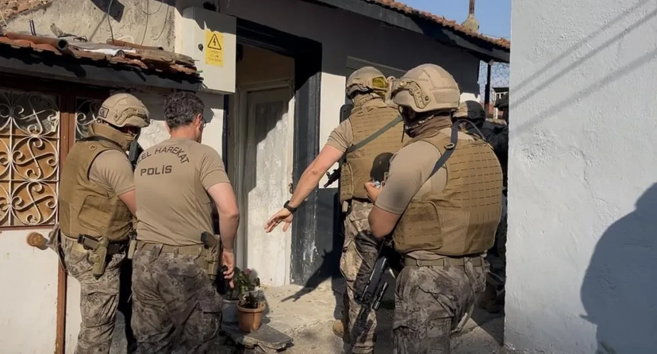 Özel hareket ekipleri kapıyı kırdı, yakalanan cinayet firarisi 'Çalsaydınız açardım' sözleriyle pes dedirtti