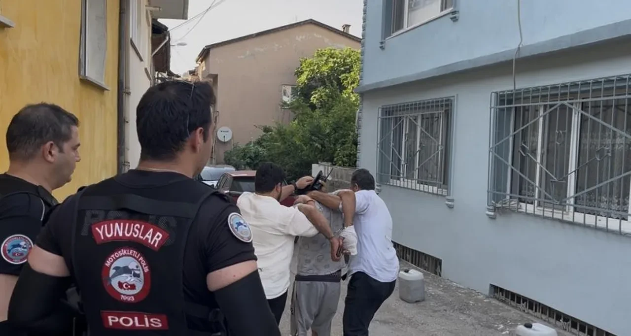 Özel hareket ekipleri kapıyı kırdı, yakalanan cinayet firarisi 'Çalsaydınız açardım' sözleriyle pes dedirtti