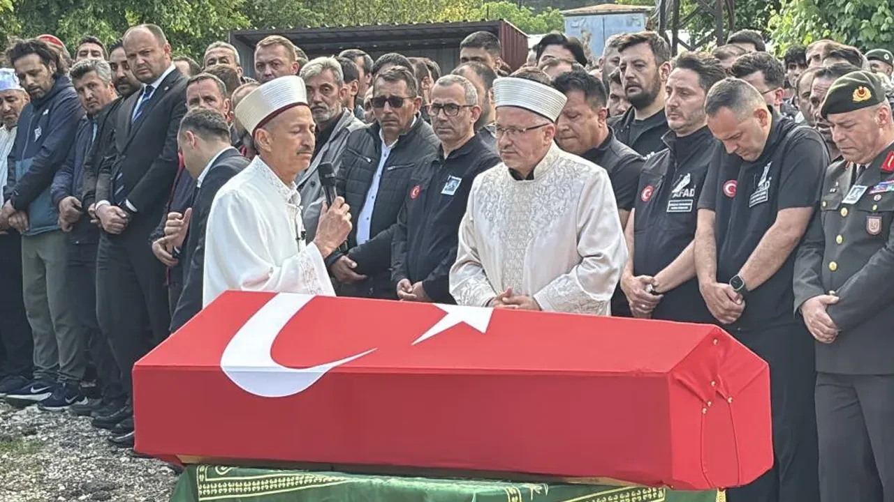 Rize'de arama kurtarma sırasında şehit olan AFAD görevlisine acı veda! Cenaze namazını babası kıldırdı
