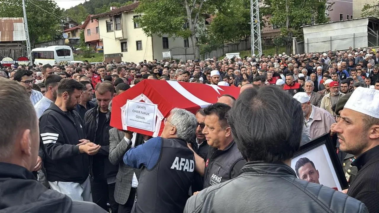 Rize'de arama kurtarma sırasında şehit olan AFAD görevlisine acı veda! Cenaze namazını babası kıldırdı