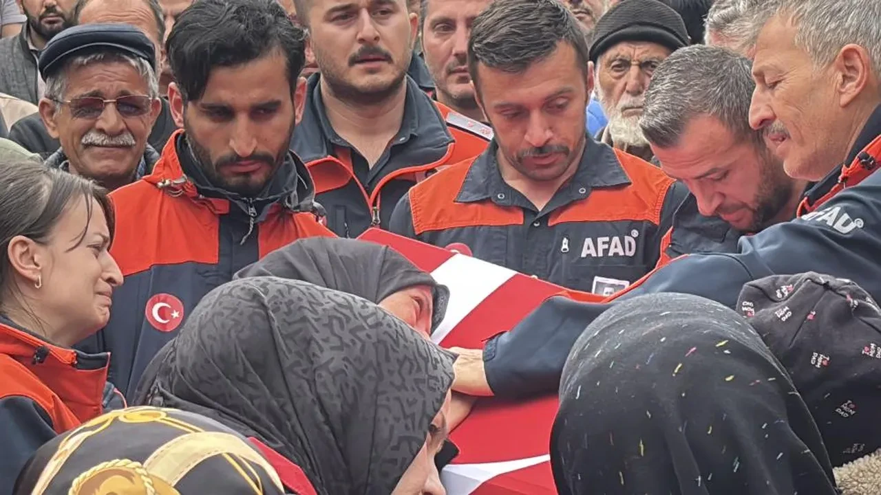 Rize'de arama kurtarma sırasında şehit olan AFAD görevlisine acı veda! Cenaze namazını babası kıldırdı