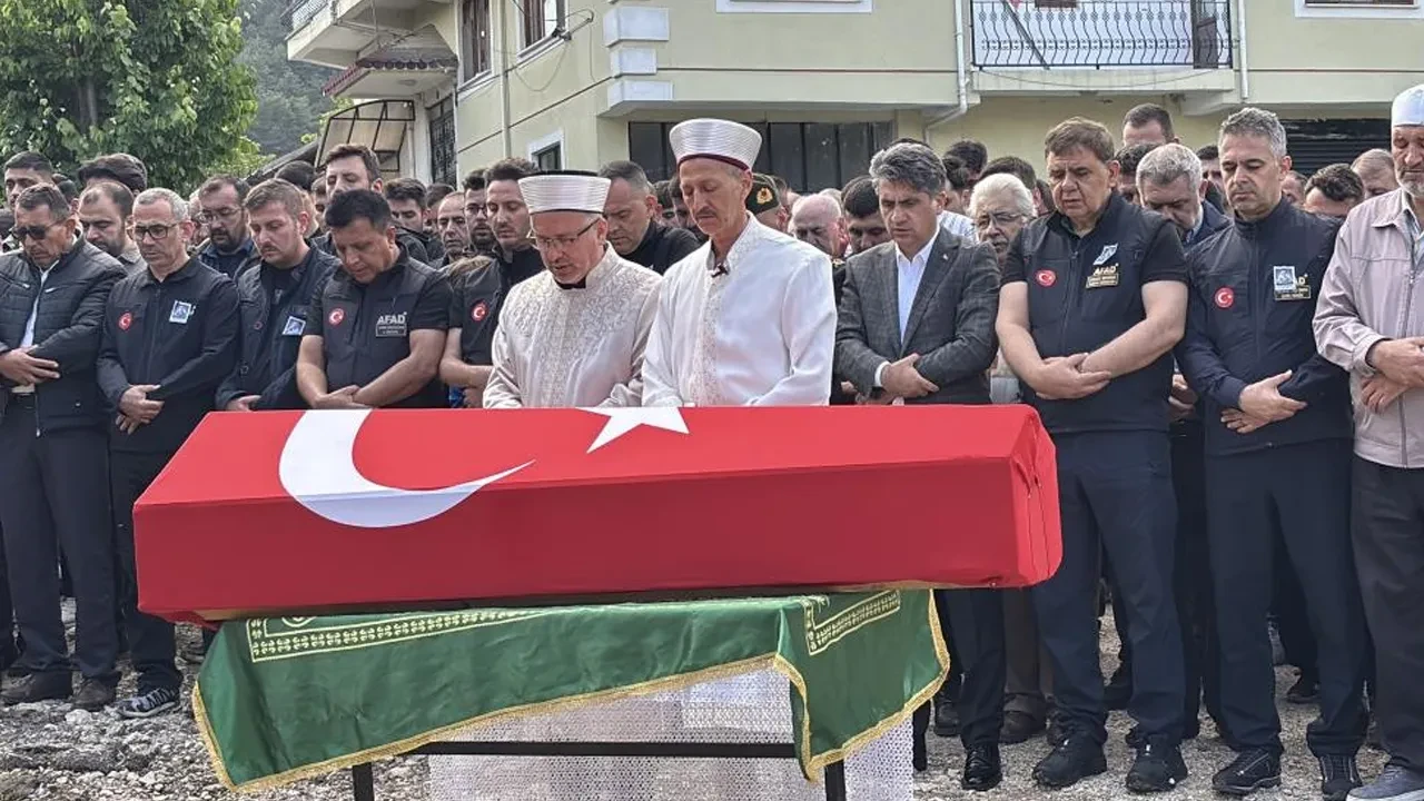 Rize'de arama kurtarma sırasında şehit olan AFAD görevlisine acı veda! Cenaze namazını babası kıldırdı