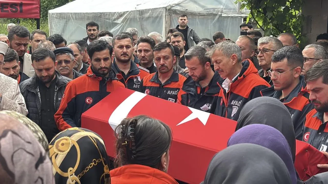 Rize'de arama kurtarma sırasında şehit olan AFAD görevlisine acı veda! Cenaze namazını babası kıldırdı
