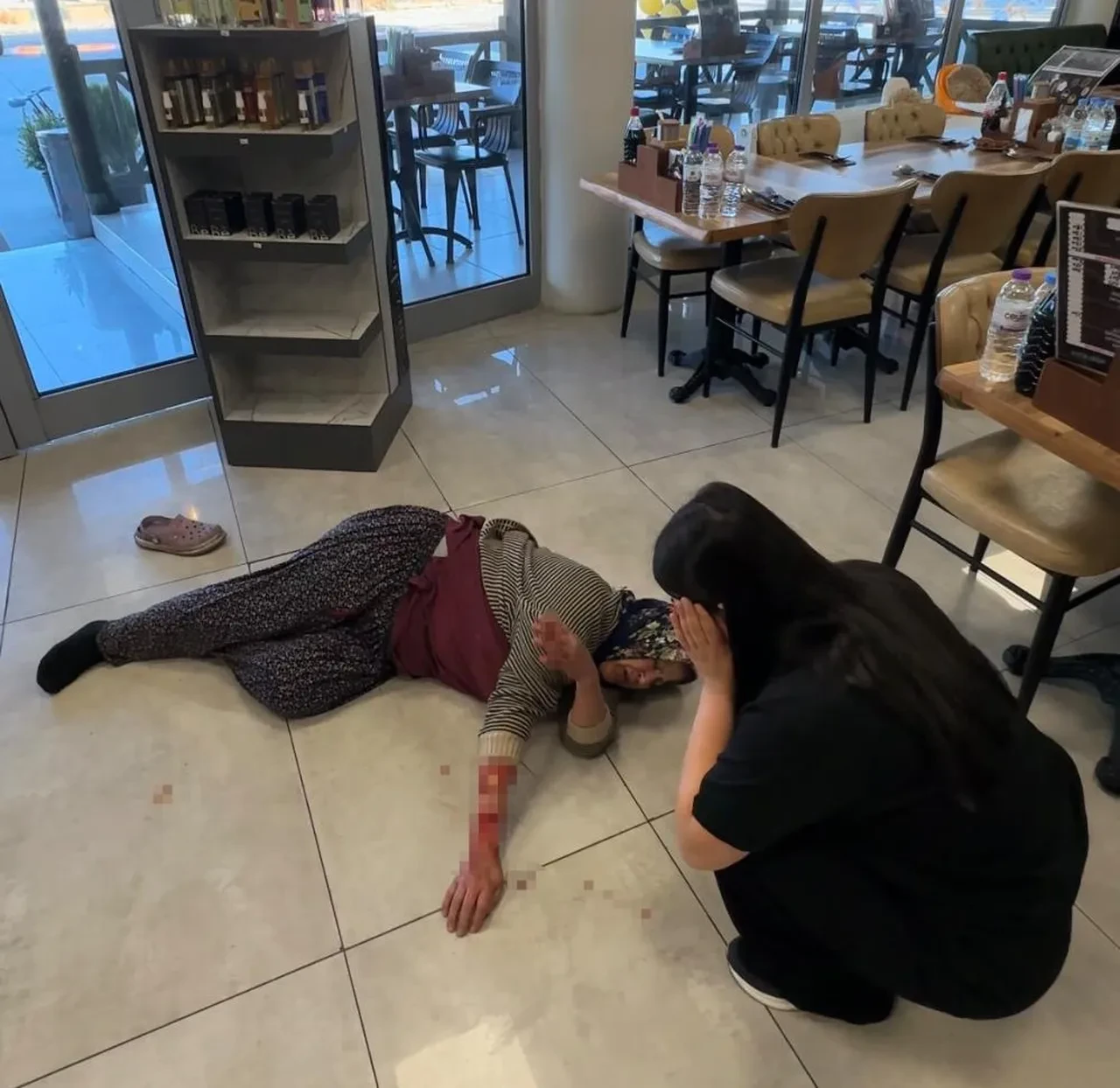 Tekme ve sandalyeler çare olmadı: Dehşet saçan başıboş köpek, kolunu kopardığı yaralı kadının peşini bırakmadı