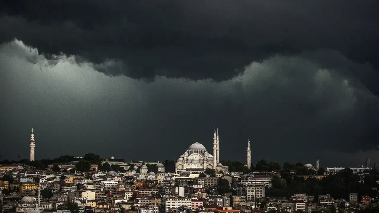 AKOM İstanbul'u gün vererek uyardı! Balkanlar'dan soğuk hava ve sağanak geliyor: Planı olanlar dikkat