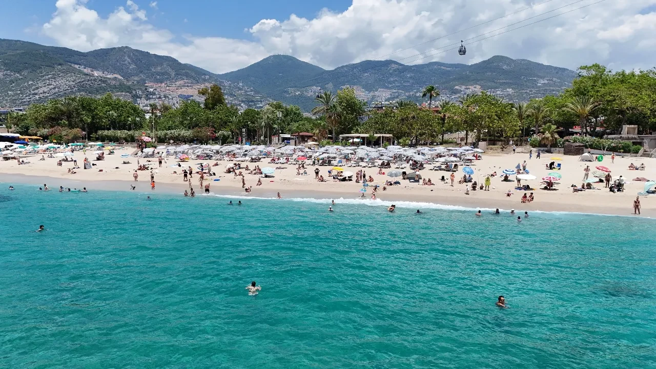 Alanya'da sıcaktan bunalanlar kendini sahile attı! Sıcaklık 30 dereceyi aştı