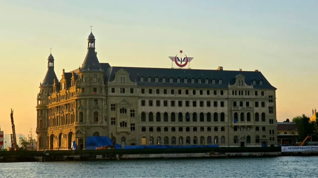 Asırlık mirasta tarihi gelişme: Haydarpaşa Garı'nda iskeleler söküldü, muhteşem cephe ortaya çıktı!