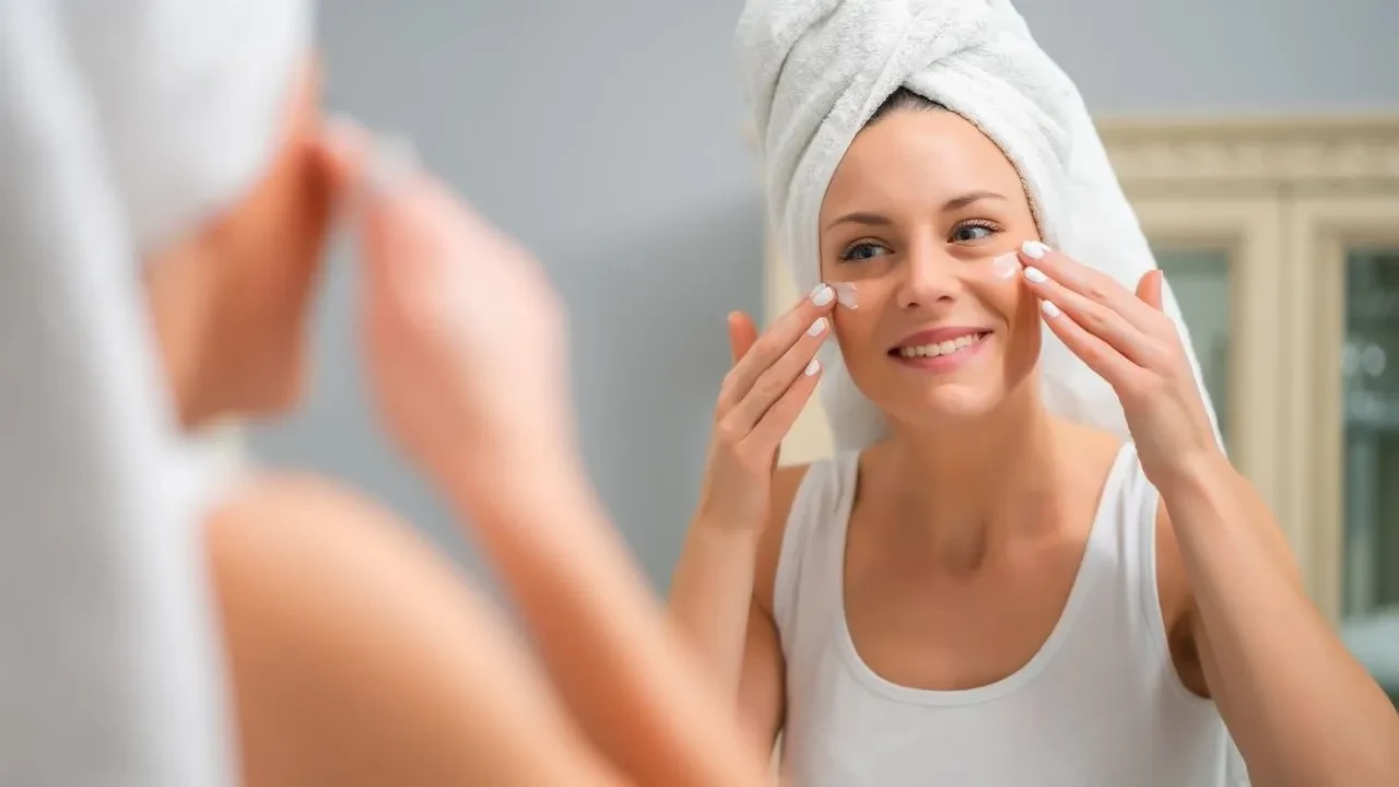 Aynı rutinde asla yan yana gelmemesi gereken cilt bakım aktifleri 2026! Retinol ve C Vitamini cildi nasıl yakar?