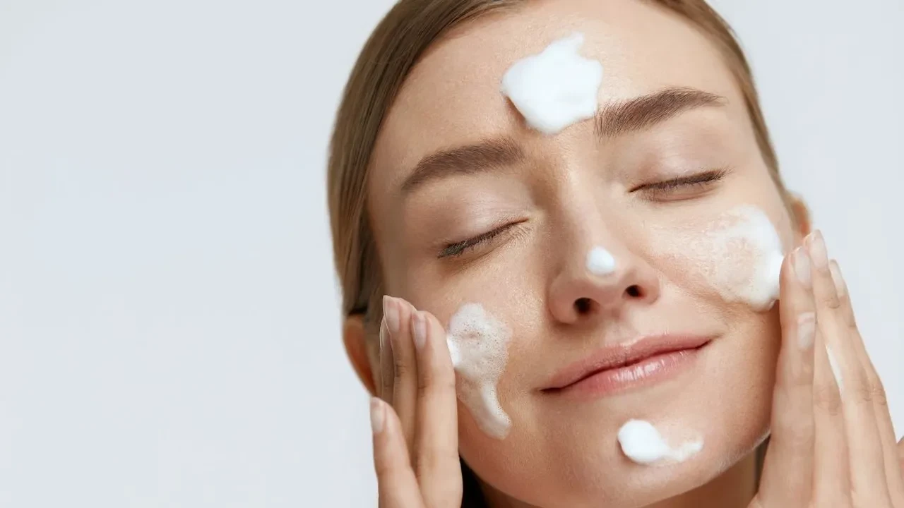 Aynı rutinde asla yan yana gelmemesi gereken cilt bakım aktifleri 2026! Retinol ve C Vitamini cildi nasıl yakar?