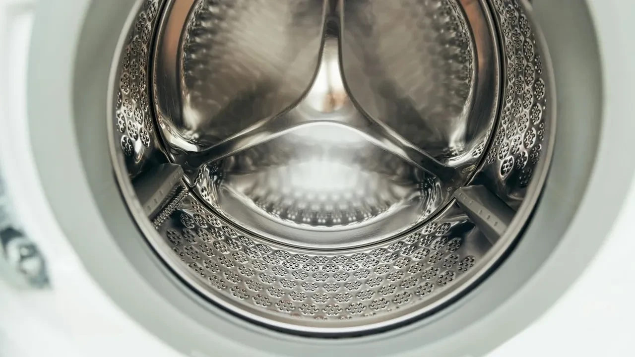 Çamaşır makinesinin lastiğinde oluşan kötü koku ve siyah küf lekeleri ovalamadan nasıl temizlenir?