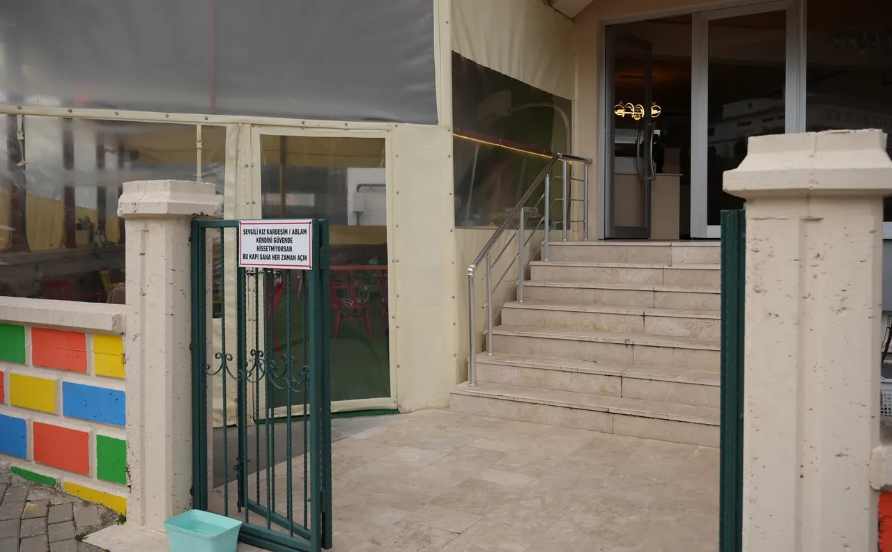 Denizlili esnafın kapısına astığı yazı gündem oldu! Kadın cinayetleri için ilginç farkındalık yöntemi