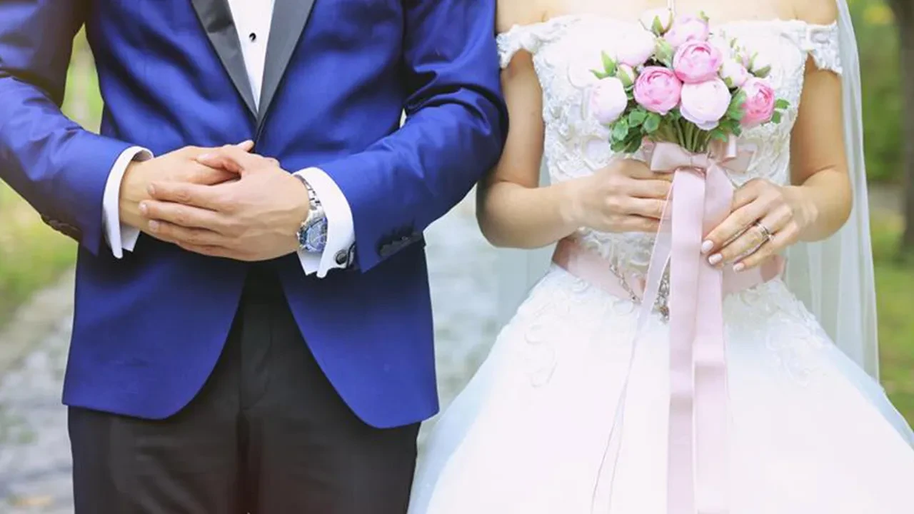 Düğün sektöründe yeni akım! Kiralık nikah memuru fiyatları dudak uçuklatıyor