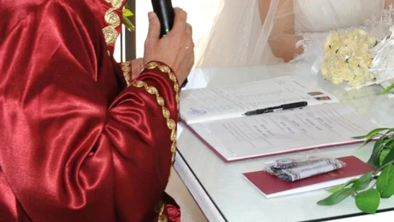Düğün sektöründe yeni akım! Kiralık nikah memuru fiyatları dudak uçuklatıyor