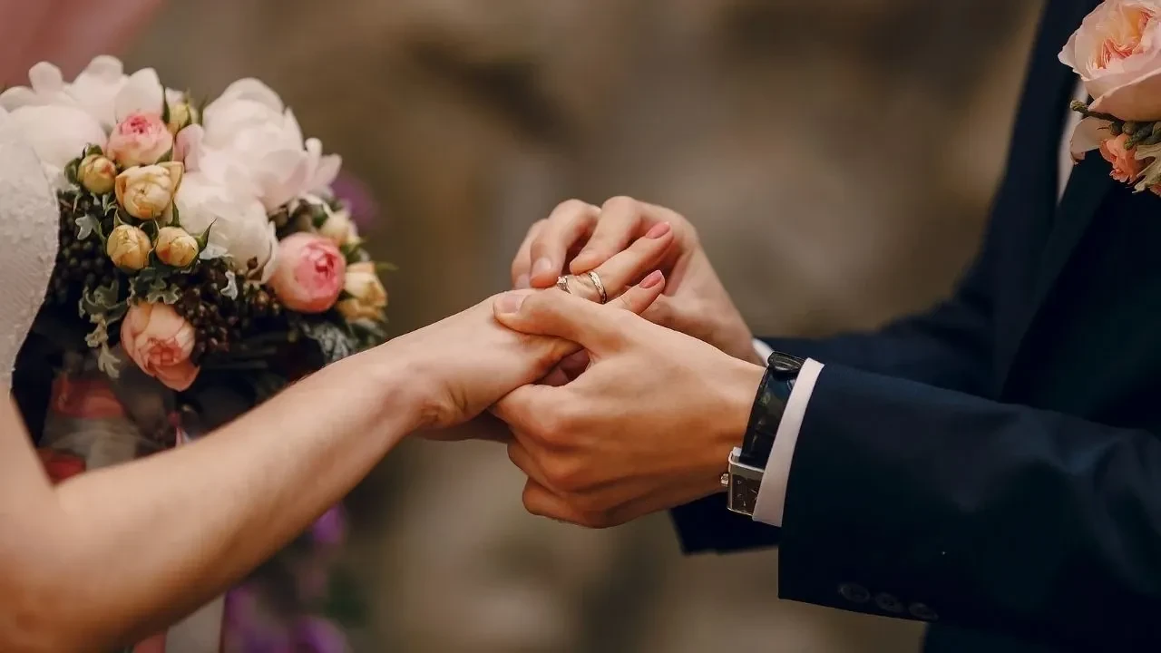Düğün sektöründe yeni akım! Kiralık nikah memuru fiyatları dudak uçuklatıyor