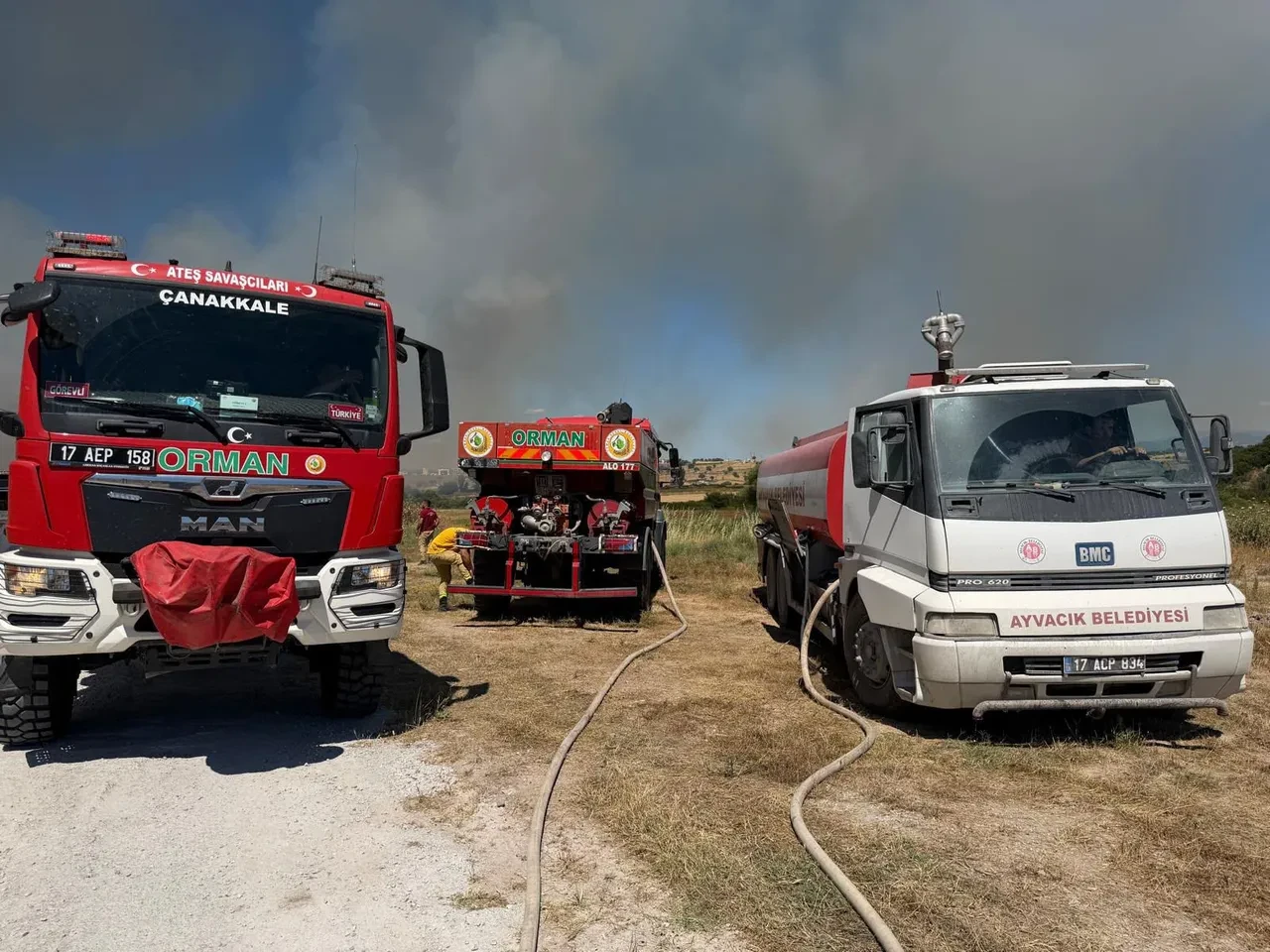 Ezine'de orman yangını rüzgarla büyüdü: İtfaiye ve orman ekipleri seferber oldu