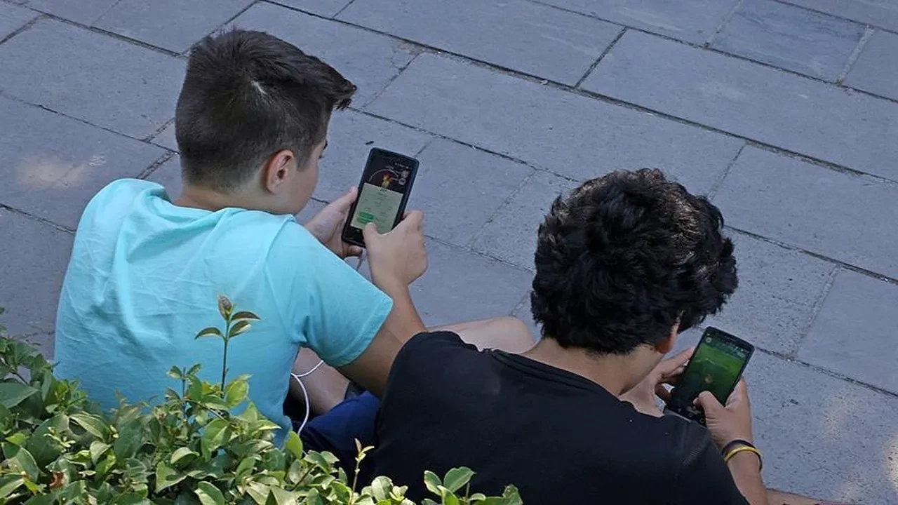 İngiltere’de çocuklara sert sosyal medya yasağı! Başbakan Starmer açıkladı: Yıl sonu gelmeden yasalaşacak