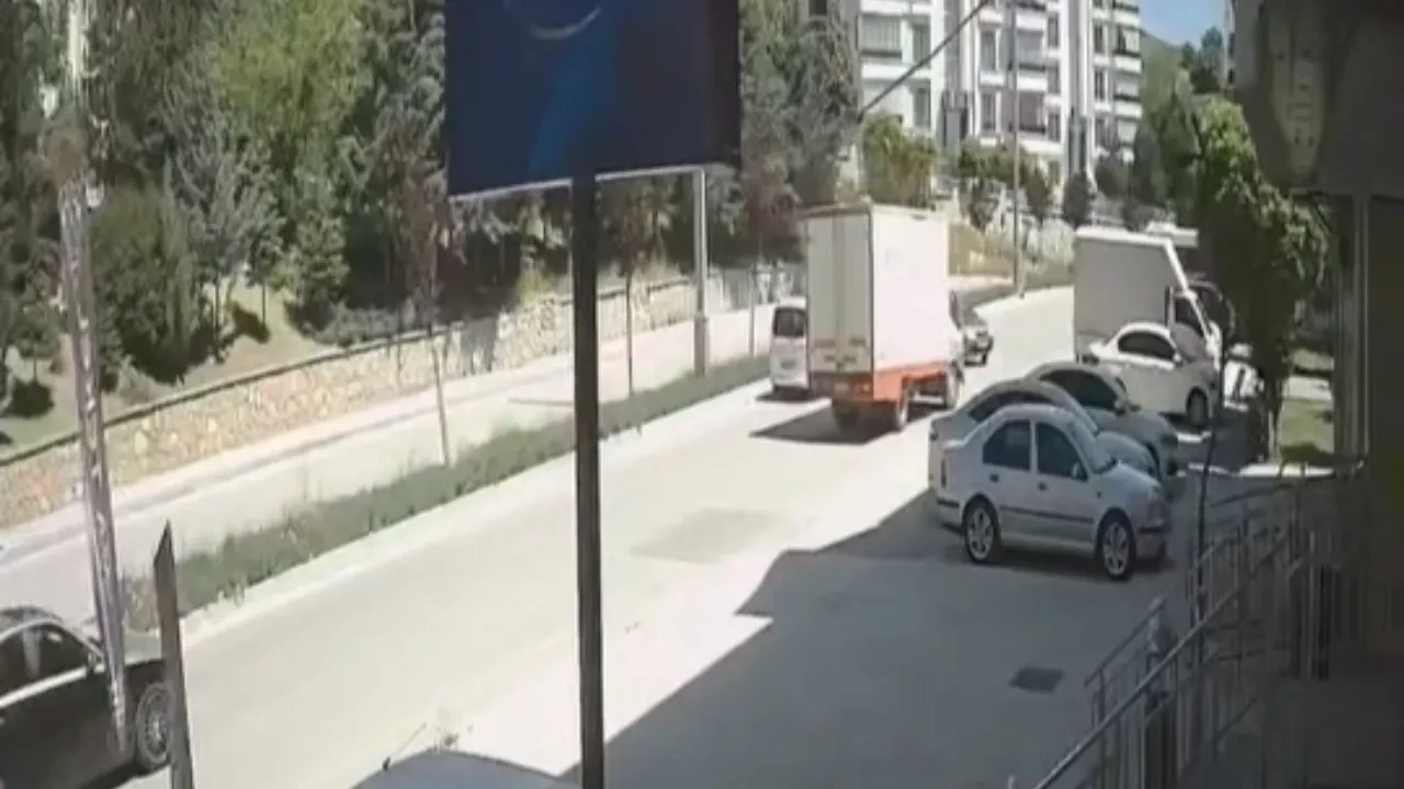 Kıl payı kurtuluş kamerada! Elazığ’da karşı şeride geçen otomobil kamyonetle çarpıştı