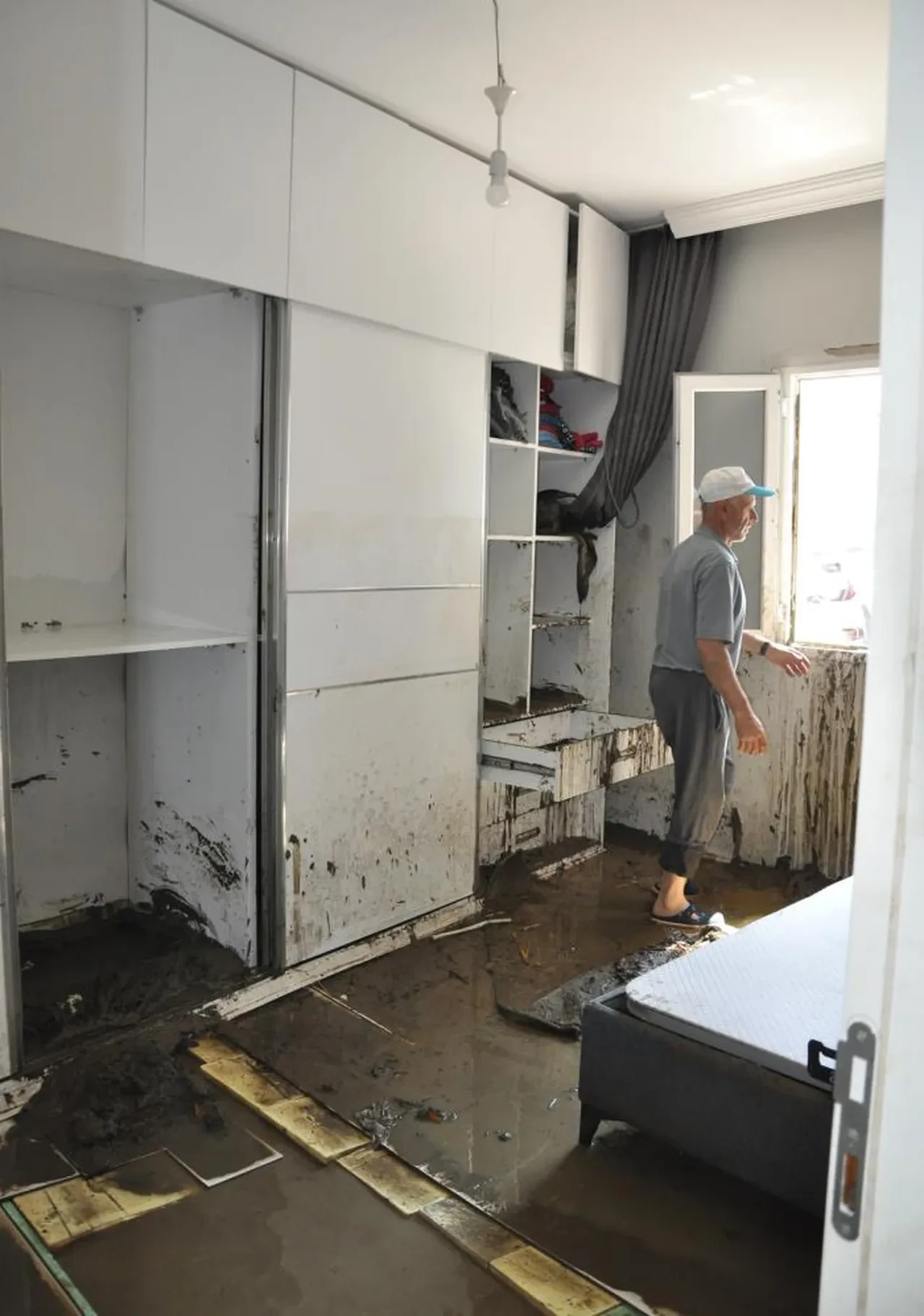 Manisa'da sel faciası: Evinde mahsur kalan kadın boynuna kadar gelen sudan son anda kurtuldu!