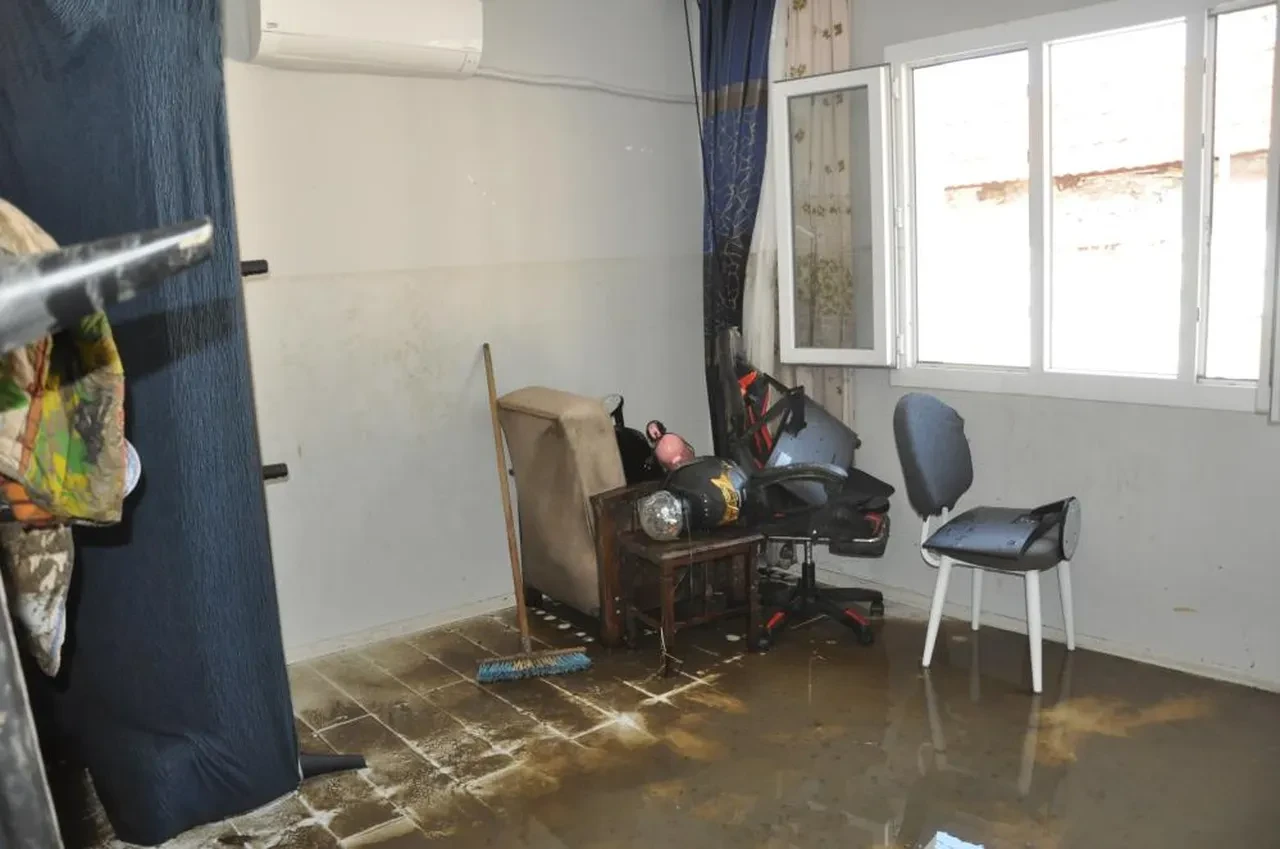 Manisa'da sel faciası: Evinde mahsur kalan kadın boynuna kadar gelen sudan son anda kurtuldu!