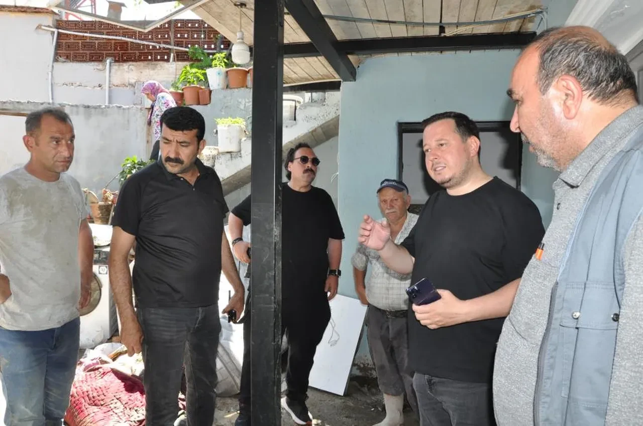 Manisa'da sel faciası: Evinde mahsur kalan kadın boynuna kadar gelen sudan son anda kurtuldu!