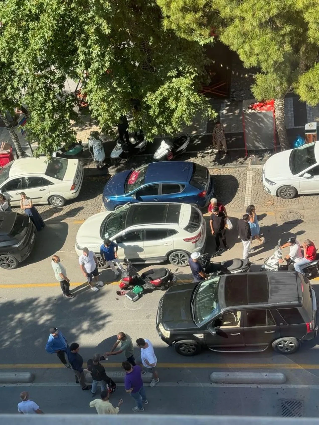 Muğla CHP İl Başkanı Kızıl'ın aniden açtığı kapı kazaya yol açtı: Motosiklet sürücüsü yaralandı