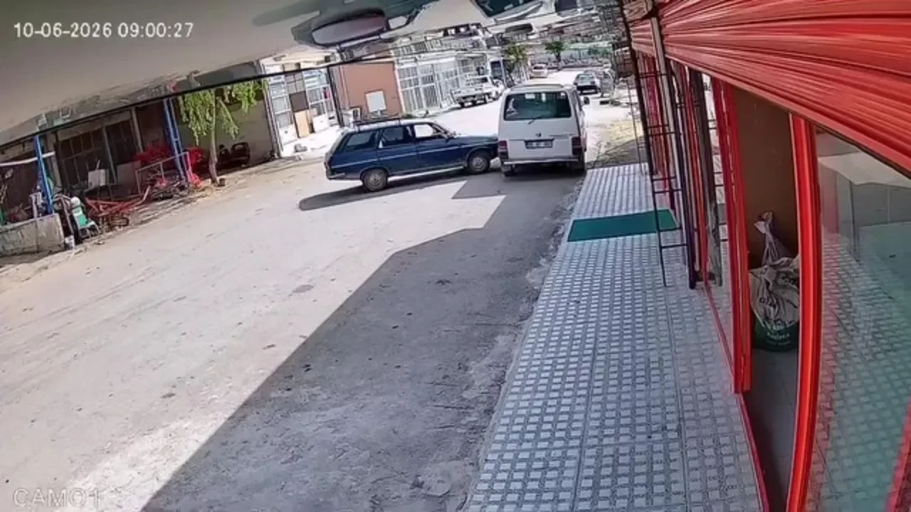 Park etti, el frenini çekmeyi unuttu! Sürücüsüz araç minibüse çarparak durabildi: O anlar kamerada 