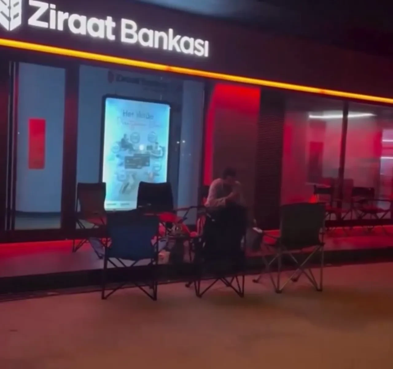 TOKİ'nin konut satışı başladı! Kamp sandalyesini alan bankaya koştu, geceden sıraya girdi