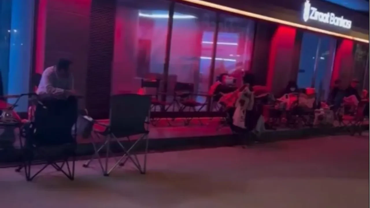 TOKİ'nin konut satışı başladı! Kamp sandalyesini alan bankaya koştu, geceden sıraya girdi