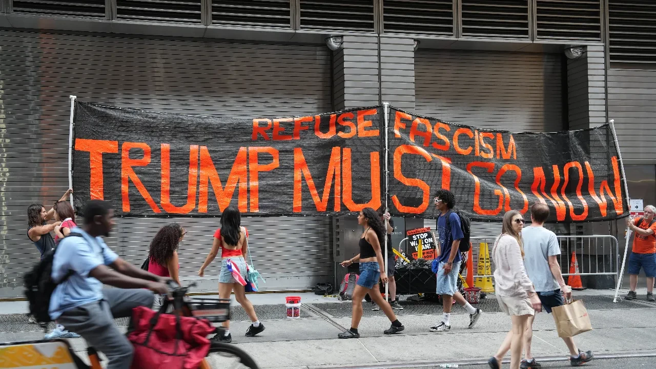 Trump’a unutamayacağı yaş günü hediyesi: Binlerce kişi ‘Krallara Hayır