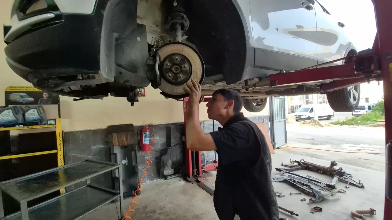 Uzun yola çıkmadan önce arabanızda mutlaka kontrol etmeniz gereken 3 parça: 20 yıllık motor ustası tek tek sıraladı