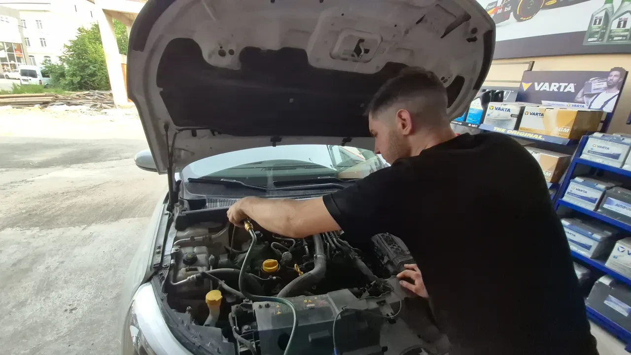 Uzun yola çıkmadan önce arabanızda mutlaka kontrol etmeniz gereken 3 parça: 20 yıllık motor ustası tek tek sıraladı